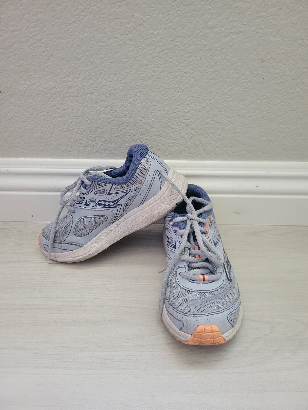 Saucony Kids Light Blue & Coral Athletic Shoes Size 13W
